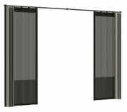 Vorhang Set in Schwarz und Grau, frontal fotografiert, bestehend aus zwei transparenten Paneelen an einer Gardinenstange.