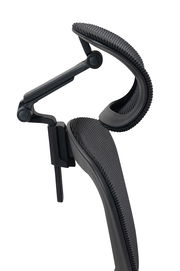 Nahaufnahme der Kopfstütze eines Drehstuhls mit schwarzer, gerippter Oberfläche und verstellbarem Mechanismus, seitliche Perspektive.