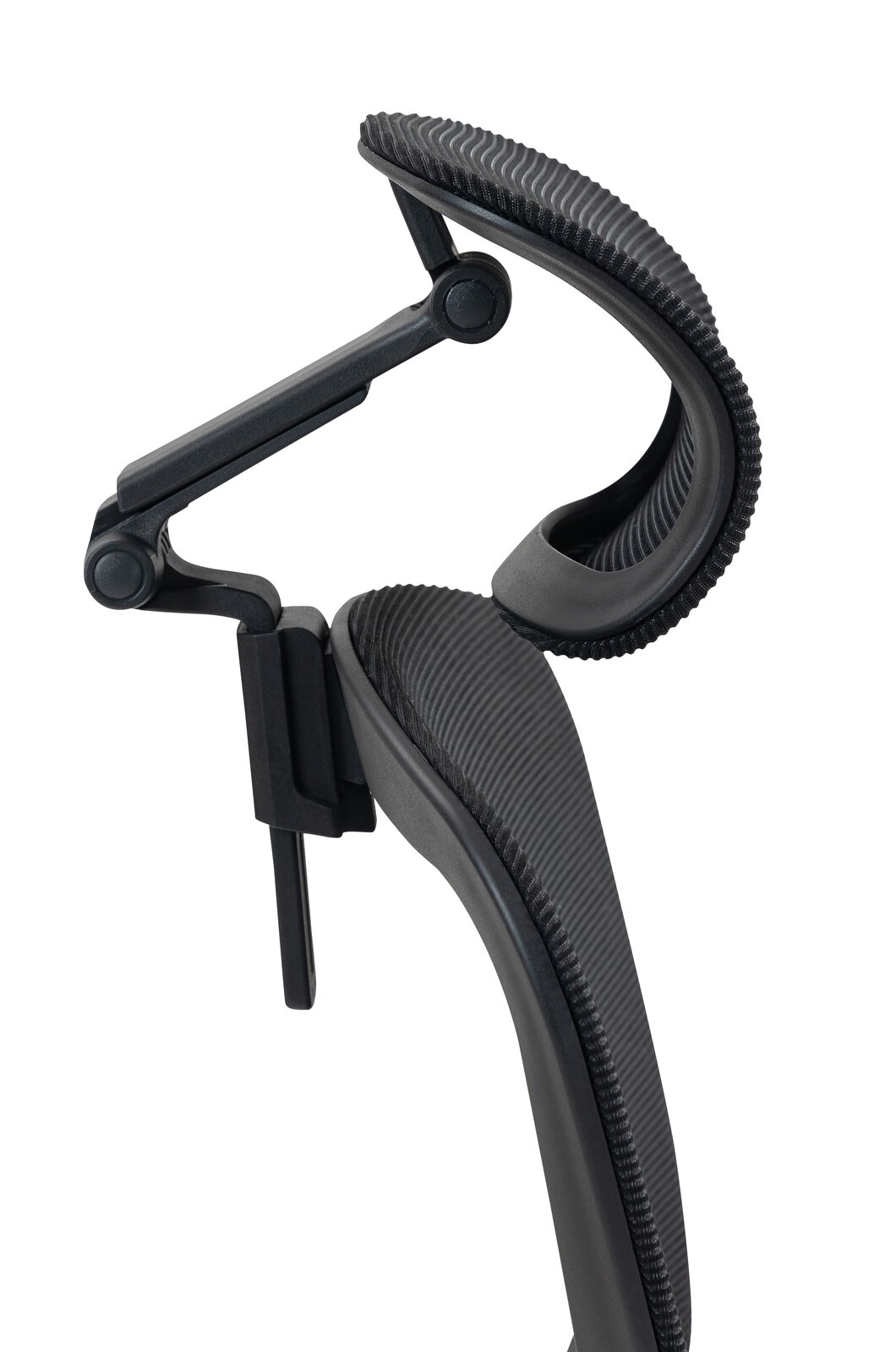 Nahaufnahme der Kopfstütze eines Drehstuhls mit schwarzer, gerippter Oberfläche und verstellbarem Mechanismus, seitliche Perspektive.