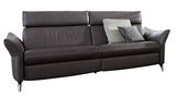 Dreiersofa Himolla PLANOPOLY MOTION in dunklem Leder mit verstellbaren Kopfstützen und zwei Kissen, seitliche Perspektive
