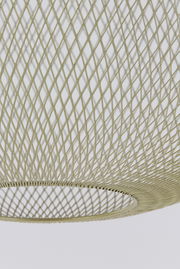 Nahaufnahme einer Hängeleuchte mit einem filigranen, netzartigen Design aus einem hellen Material, von unten betrachtet.