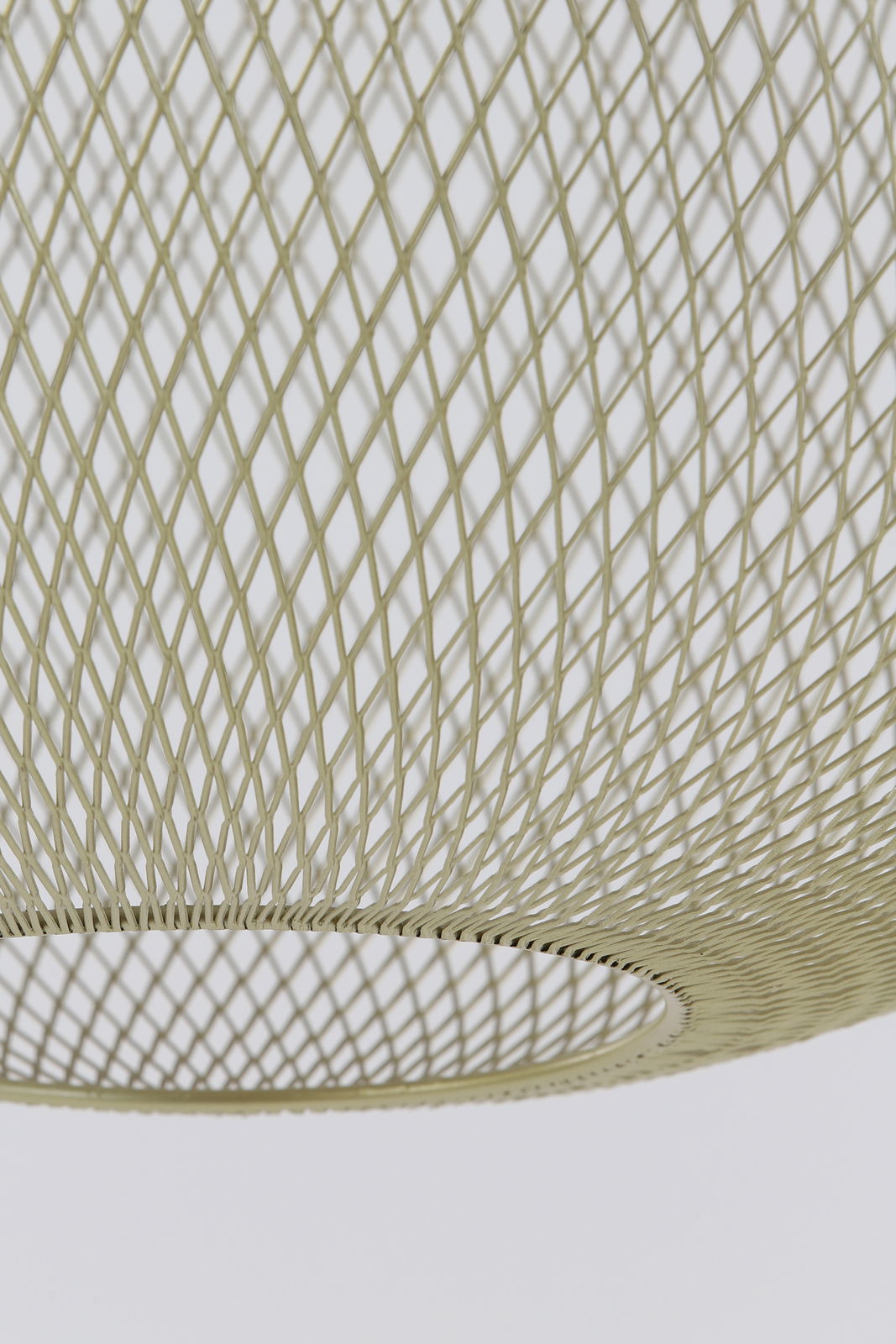 Nahaufnahme einer Hängeleuchte mit einem filigranen, netzartigen Design aus einem hellen Material, von unten betrachtet.