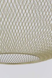 Nahaufnahme einer Hängeleuchte mit einem filigranen, netzartigen Design aus einem hellen Material, von unten betrachtet.
