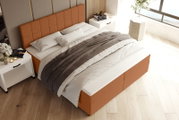 Modern gestoffeerd bed in cognac-oranje met een gestoffeerd, geruit hoofdeinde en boxspring-look, bekleed met wit beddengoed en een grijze deken, in een lichte slaapkamer – perspectief: schuin van bovenaf vanuit de hoek (3/4-aanzicht).