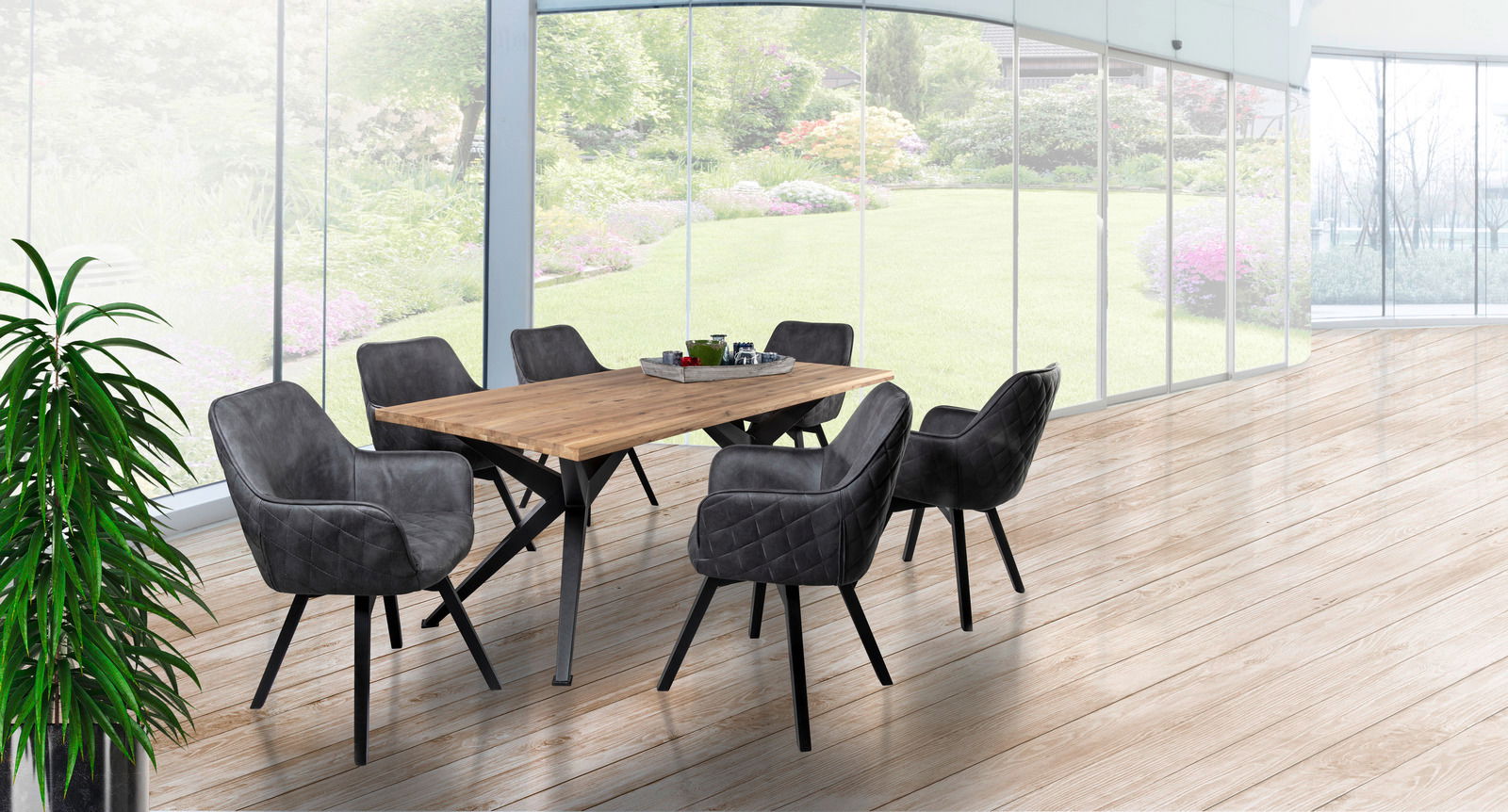 Moderner Esstisch mit Holzplatte und schwarzen Metallbeinen, umgeben von fünf gepolsterten Armlehnstühlen in einem hellen Raum mit Blick auf den Garten.
