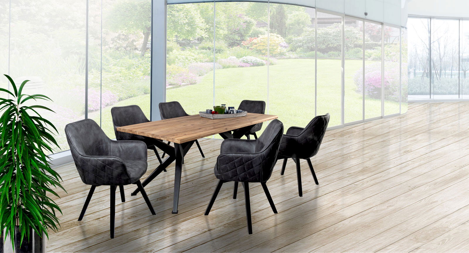 Z2 Armlehnstuhl NICO Moderner Esstisch mit Holzplatte und schwarzen Metallbeinen, umgeben von fünf gepolsterten Armlehnstühlen in einem hellen Raum mit Blick auf den Garten.