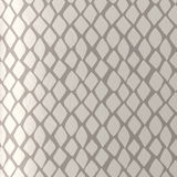 Nahaufnahme einer Wendebettwäsche mit geometrischem Muster in Grau und Weiß.