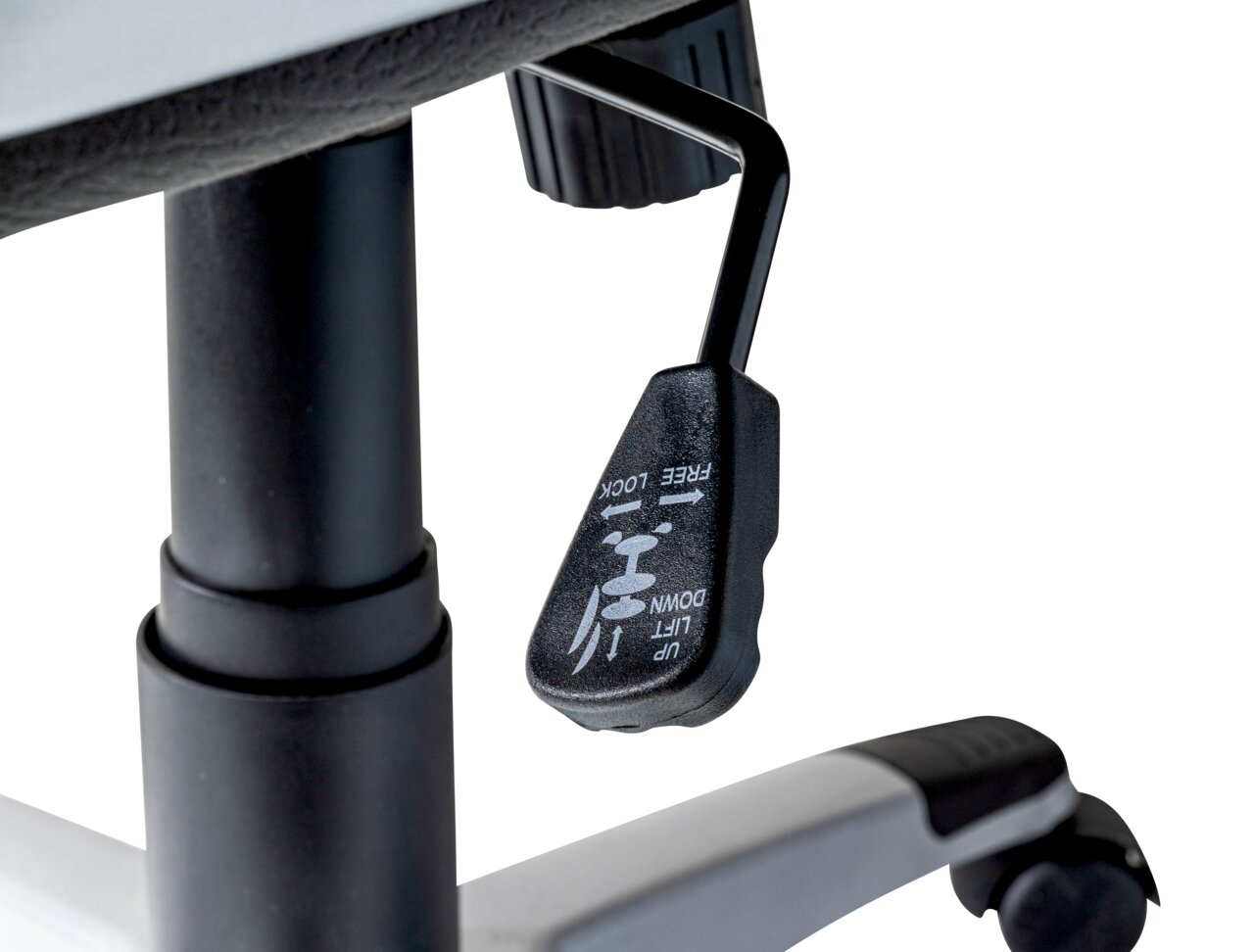 Nahaufnahme eines Hebels an einem Chefsessel, der die Höhenverstellung und Arretierung zeigt.