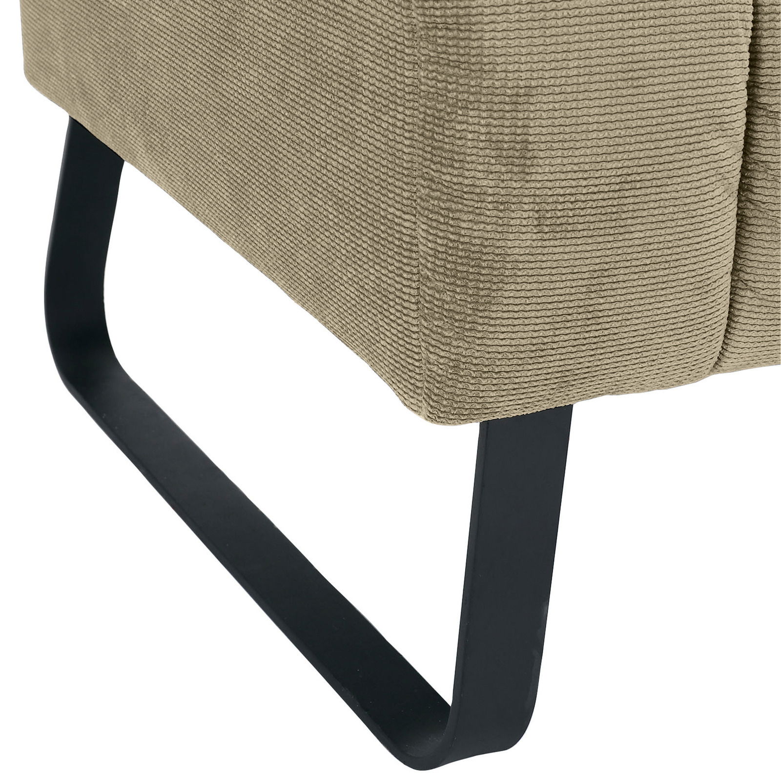 Nahaufnahme einer 2,5er-Sitzbank mit schwarzem Metallfuß und beigem Stoffbezug, seitliche Perspektive.