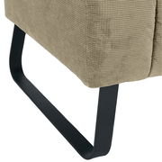 Nahaufnahme einer 2,5er-Sitzbank mit schwarzem Metallfuß und beigem Stoffbezug, seitliche Perspektive.