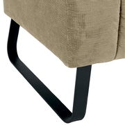 Nahaufnahme einer 2,5er-Sitzbank mit schwarzem Metallfuß und beigem Stoffbezug, seitliche Perspektive.