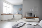 Moderne Wohnzimmermöbel in heller Umgebung mit Sideboard, TV-Lowboard und Kommode aus weißem Holz mit dunkler Holzplatte, seitliche Perspektive.