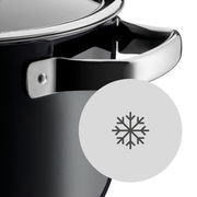 Nahaufnahme eines Topfes aus dem WMF Mineral Topf-Set, 4-teilig, Rose Quartz FUSIONTEC, mit einem Fokus auf den glänzenden Griff und einem Schneeflockensymbol, das auf die Eignung für niedrige Temperaturen hinweist.