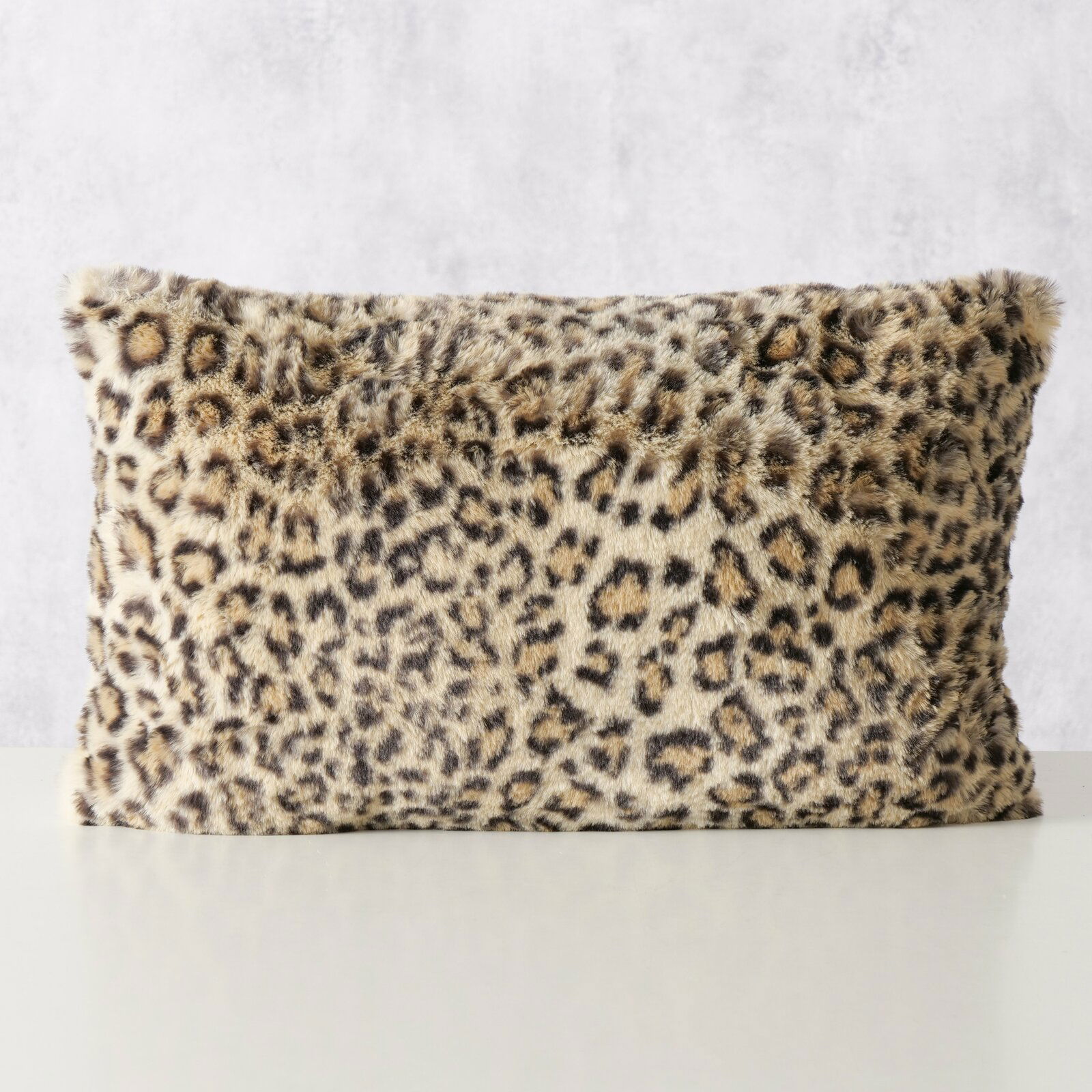 Kissen mit Leopardenmuster, frontal fotografiert