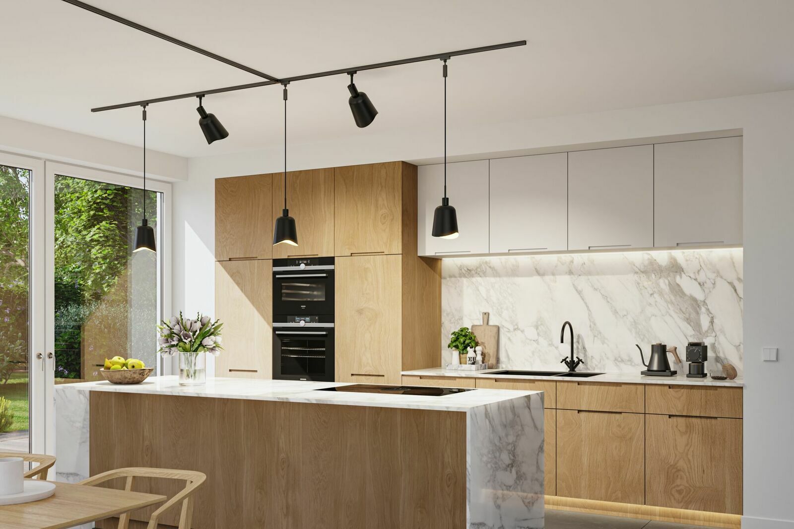 Moderne Küche mit Holz- und Marmorelementen, zentraler Kücheninsel und hängenden schwarzen Lampen, Blick von der Seite.