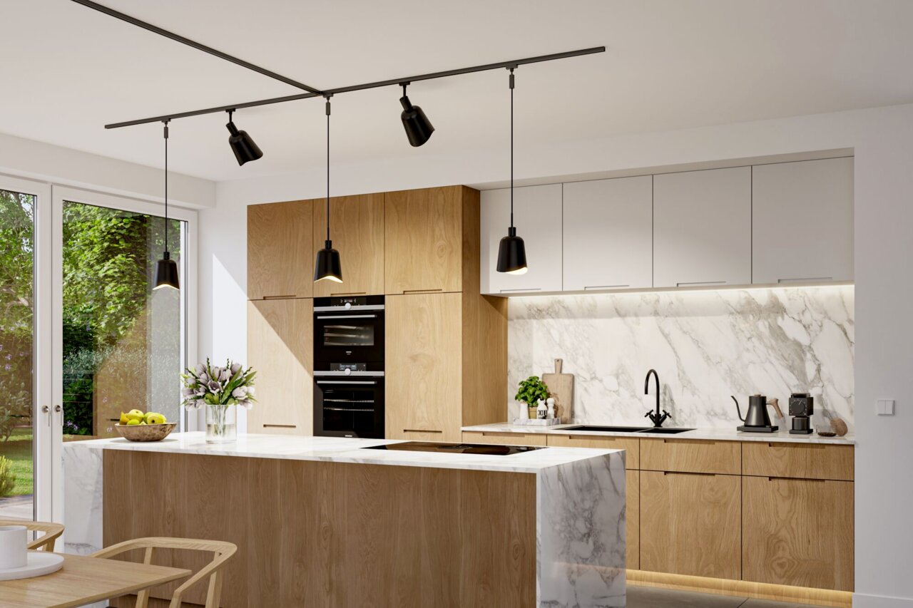 Moderne Küche mit Holz- und Marmorelementen, zentraler Kücheninsel und hängenden schwarzen Lampen, Blick von der Seite.