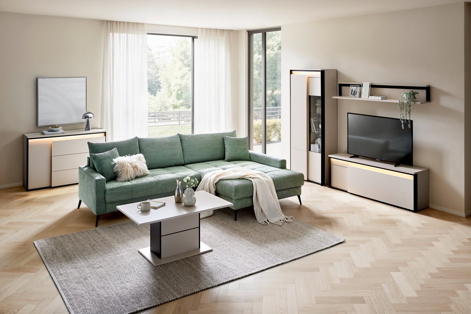 Modernes Wohnzimmer mit grünem Ecksofa, Couchtisch und TV-Möbeln in Weiß/Anthrazit vor großen Fenstern, Perspektive: frontale Weitwinkelansicht auf die Wohnlandschaft.