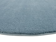 Runder, hellblauer Uni-Teppich aus der Seitenperspektive fotografiert