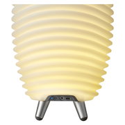 Vorderansicht einer Akku-Leuchte mit geriffeltem Design und integrierten Bedienelementen.