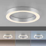 Moderne LED-Deckenleuchte in Ringform aus gebürstetem Metall, von unten betrachtet, mit verschiedenen Lichtfarben.