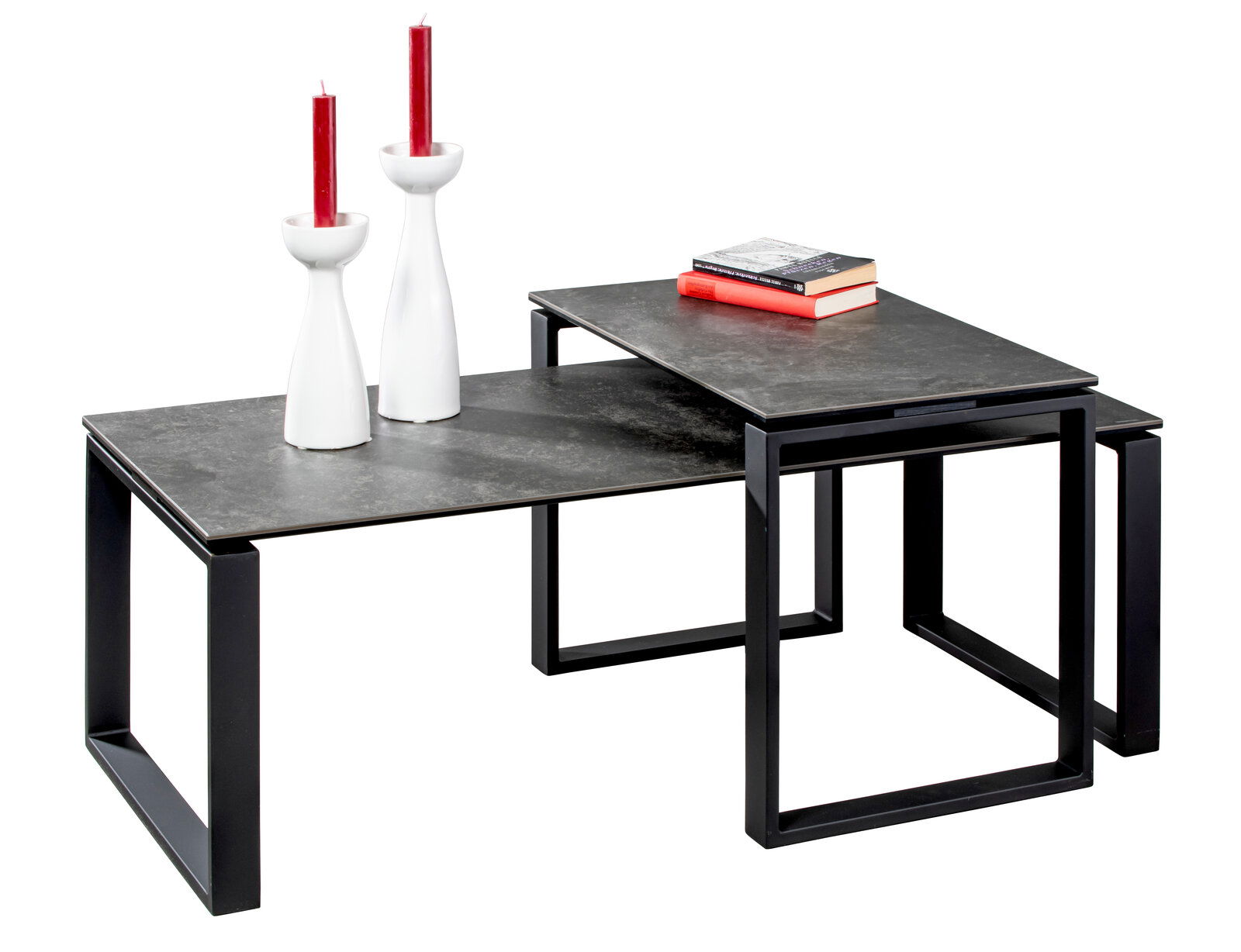 Hom´in Couchtisch-Set MARINA Modernes Couchtisch-Set mit zwei schwarzen Tischen, übereinander gestapelt, mit weißen Kerzenhaltern und Büchern, seitliche Perspektive.