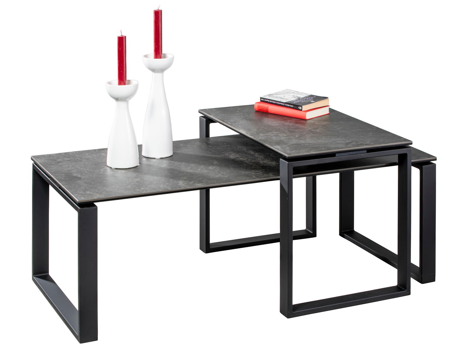Modernes Couchtisch-Set mit zwei schwarzen Tischen, übereinander gestapelt, mit weißen Kerzenhaltern und Büchern, seitliche Perspektive.