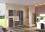 Moderner Waschbeckenunterschrank in Holzoptik mit grauen Fronten, frontal fotografiert in einem stilvollen Badezimmer.