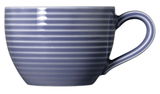 Seitliche Ansicht einer blauen Espressoobertasse mit horizontalen Streifen und einem Henkel.