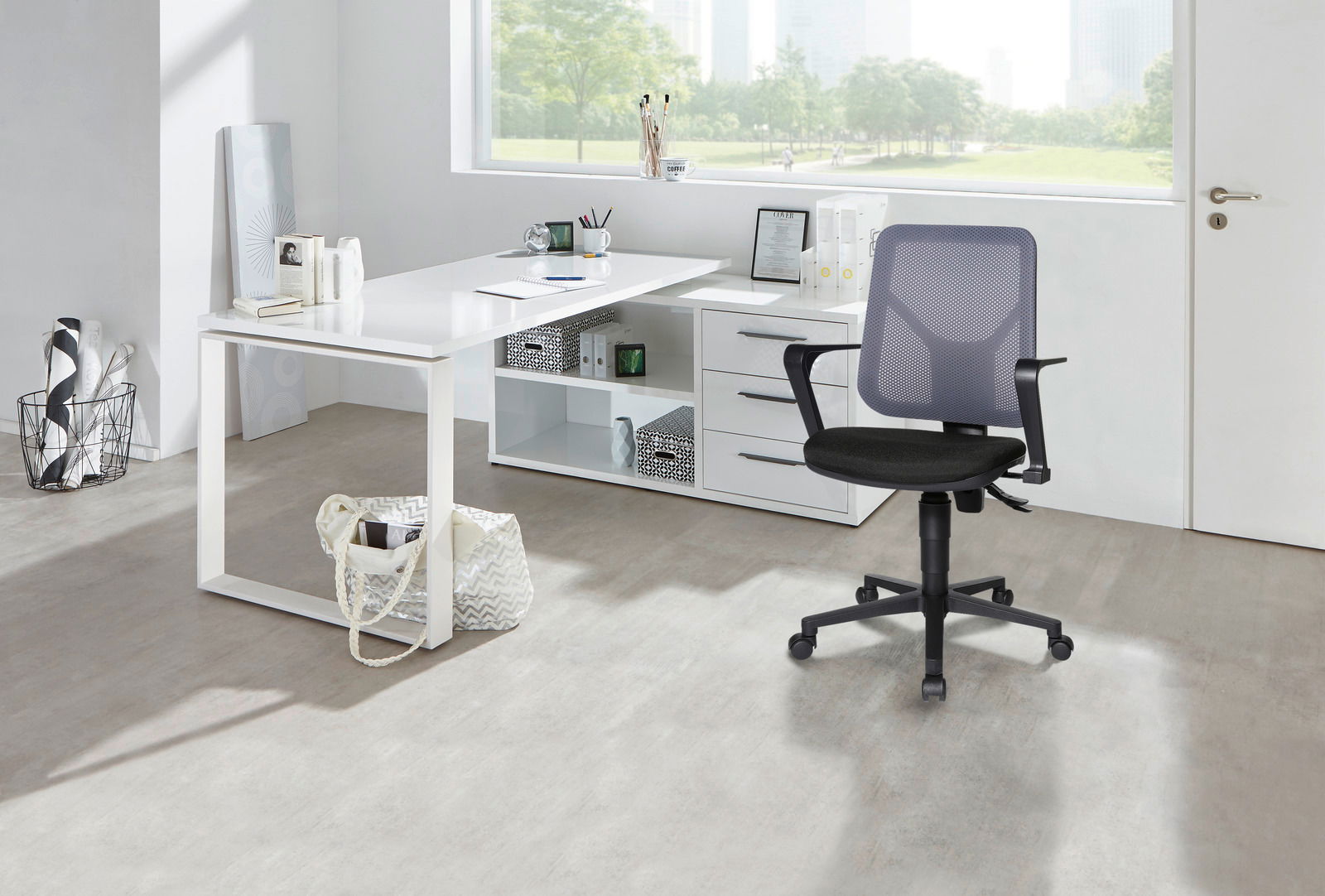 Moderner Eck-Schreibtisch in Weiß mit Schubladen und Regalfächern, seitliche Perspektive