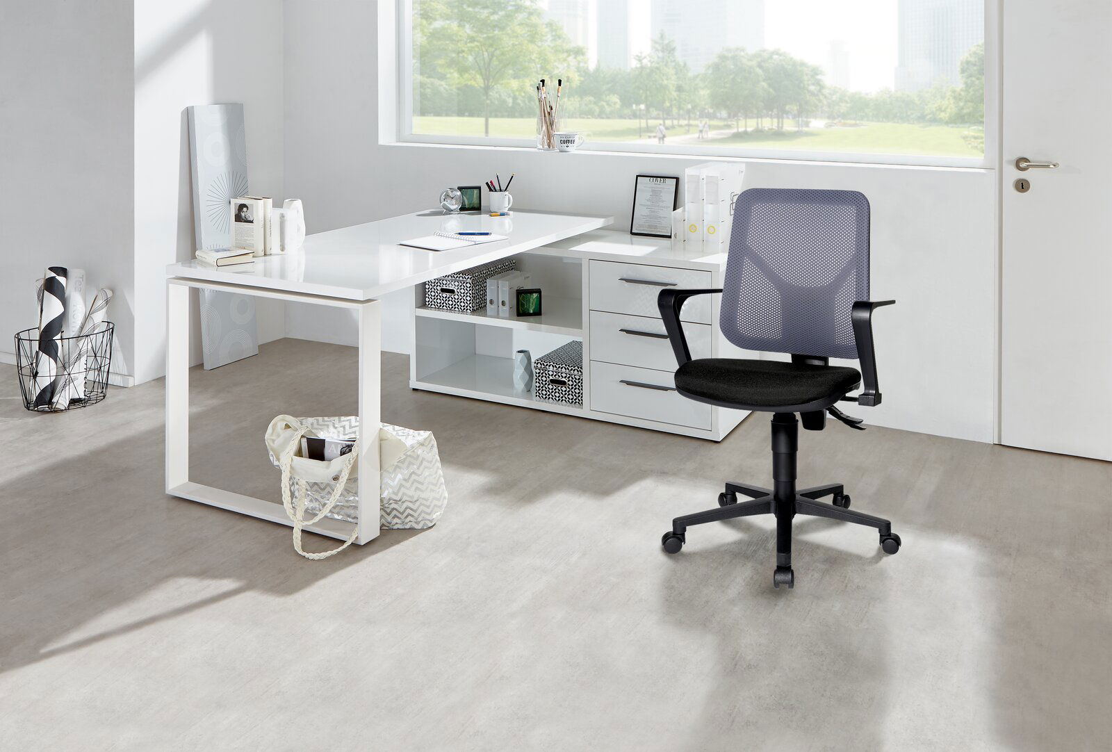 Moderner Eck-Schreibtisch in Weiß mit Schubladen und Regalfächern, seitliche Perspektive