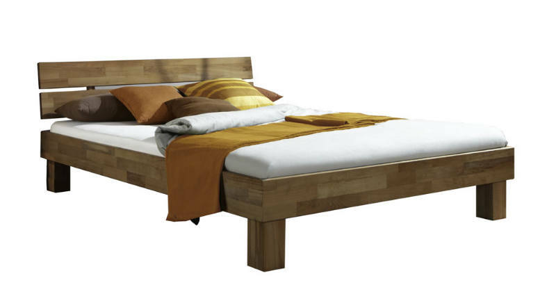 Futonbett aus Holz mit Kopfteil, seitliche Perspektive, dekoriert mit Kissen und Decke in Erdtönen.