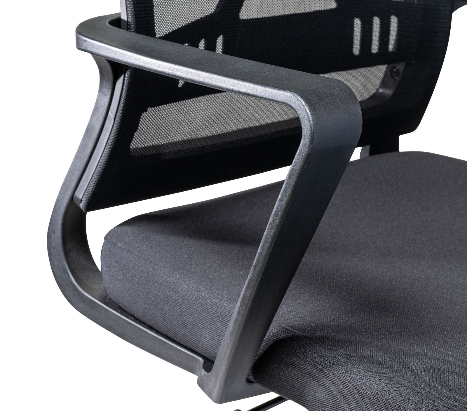 Nahaufnahme eines Drehstuhls mit schwarzer Netzrückenlehne und Armlehne, seitliche Perspektive