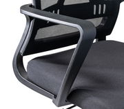 Nahaufnahme eines Drehstuhls mit schwarzer Netzrückenlehne und Armlehne, seitliche Perspektive