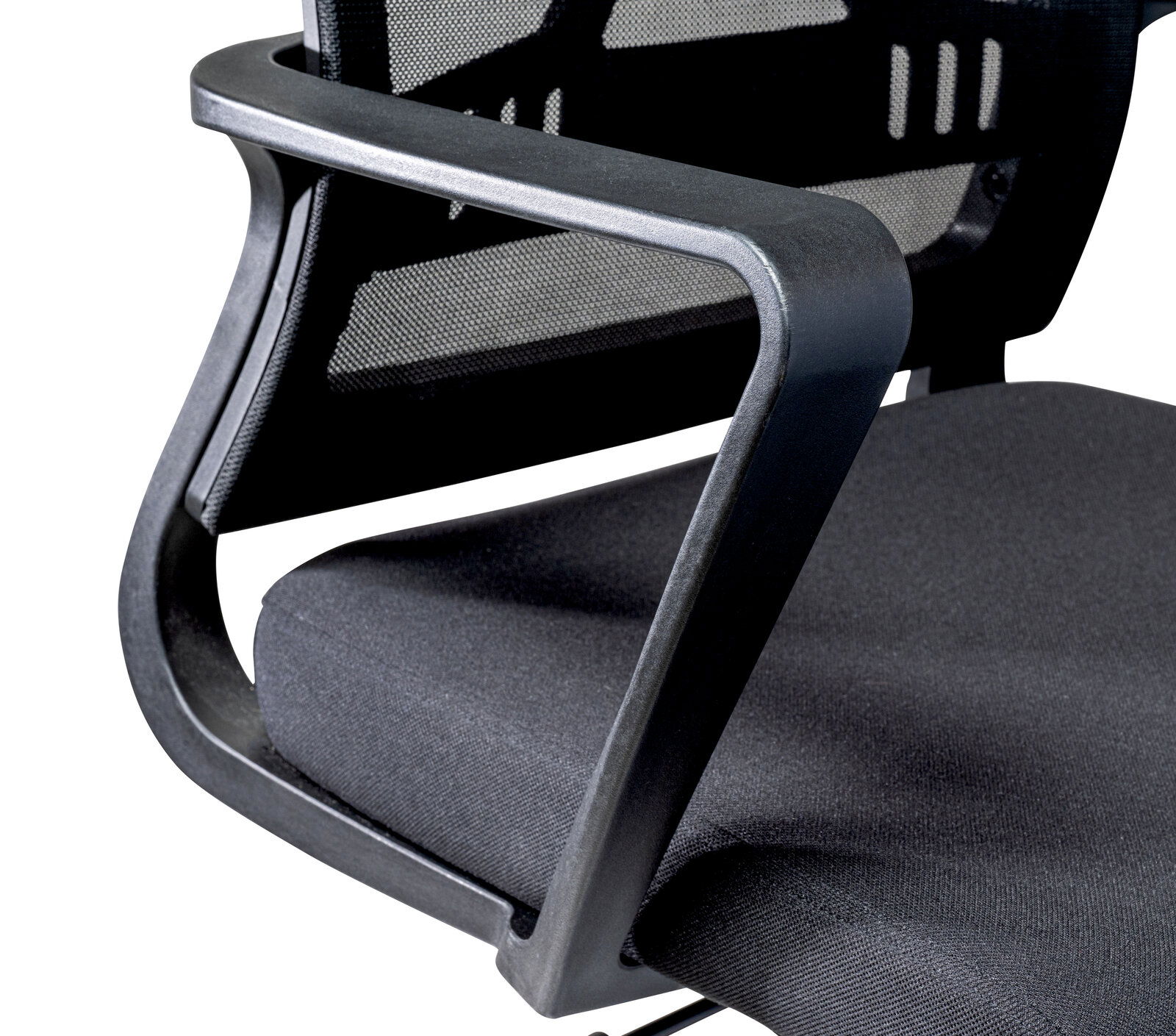 Nahaufnahme eines Drehstuhls mit schwarzer Netzrückenlehne und Armlehne, seitliche Perspektive