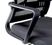 Nahaufnahme eines Drehstuhls mit schwarzer Netzrückenlehne und Armlehne, seitliche Perspektive