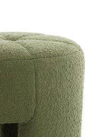 Nahaufnahme eines grünen Sitzpuffs mit texturierter Oberfläche, seitliche Perspektive