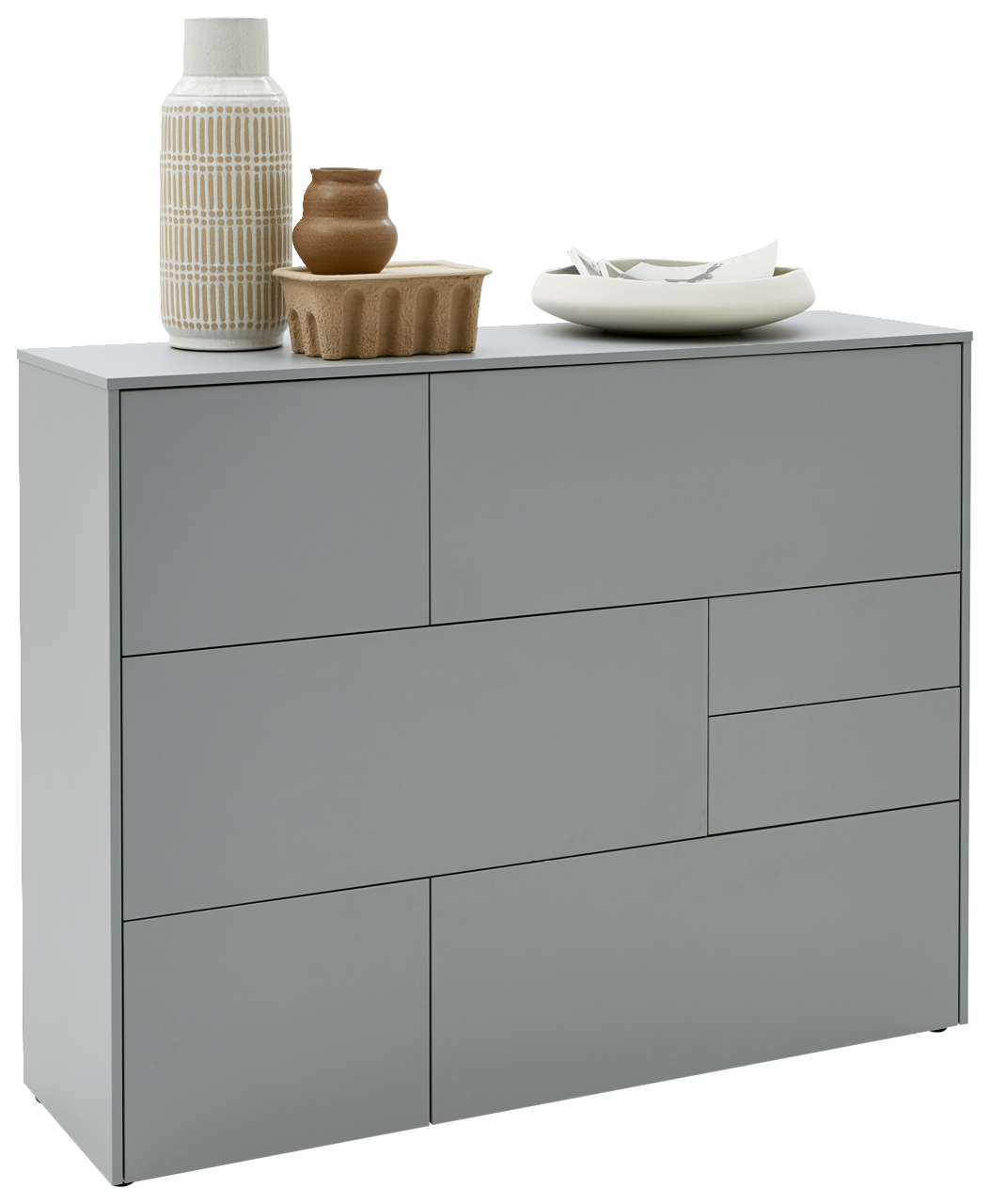 Voleo Hoog dressoir NAOMI Graues Highboard mit mehreren Schubladen, dekoriert mit Vasen und Schalen, seitliche Perspektive