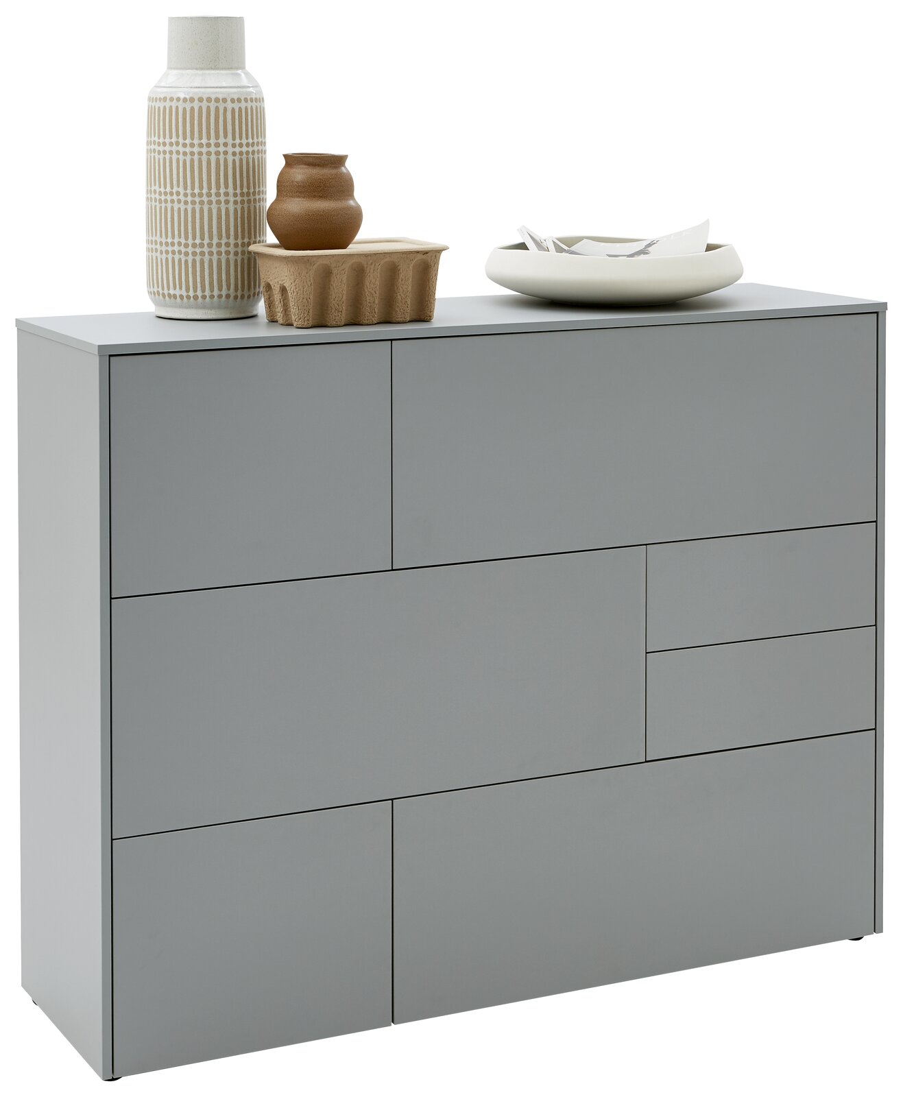 Voleo Highboard NAOMI Graues Highboard mit mehreren Schubladen, dekoriert mit Vasen und Schalen, seitliche Perspektive