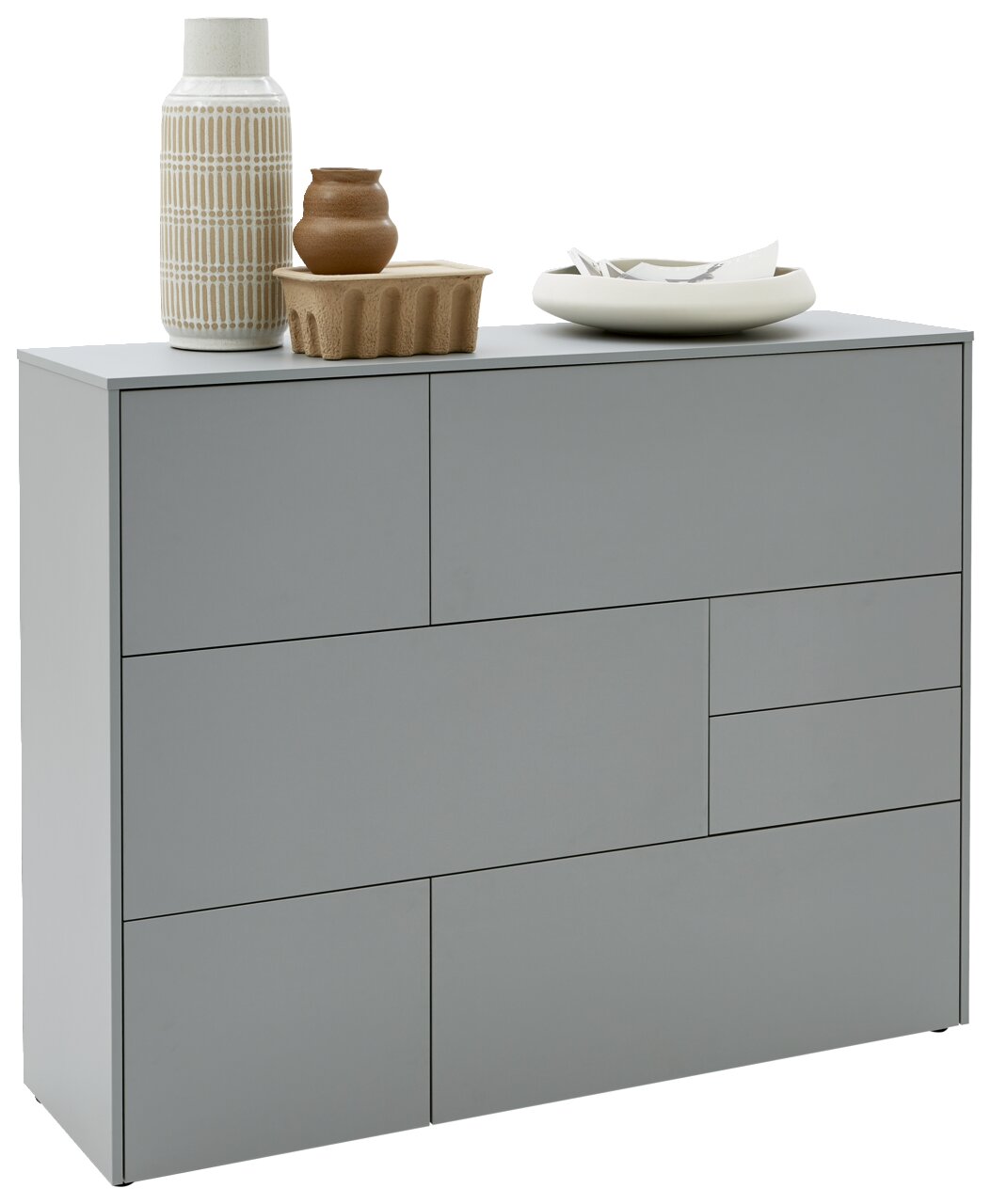 Graues Highboard mit mehreren Schubladen, dekoriert mit Vasen und Schalen, seitliche Perspektive