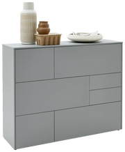 Graues Highboard mit mehreren Schubladen, dekoriert mit Vasen und Schalen, seitliche Perspektive