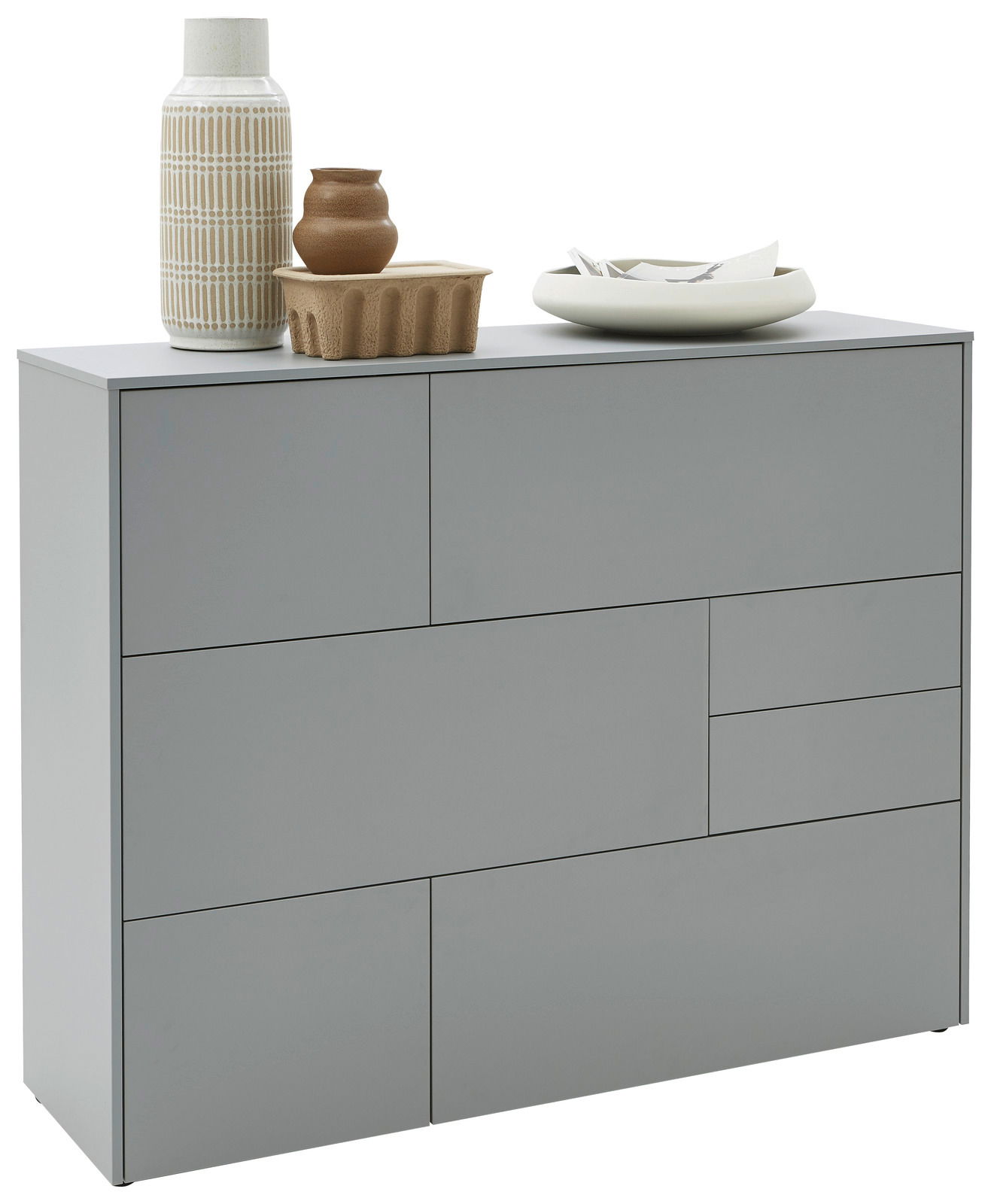 Graues Highboard mit mehreren Schubladen, dekoriert mit Vasen und Schalen, seitliche Perspektive