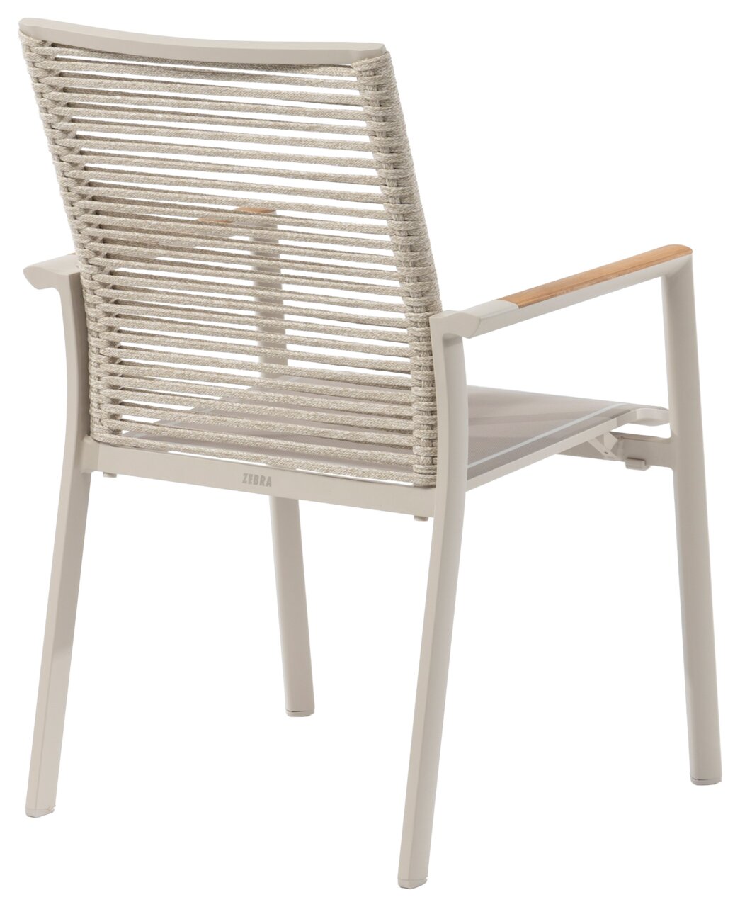 Achterkant van een moderne stapelstoel met gevlochten touw en houten armleuningen.