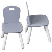 Zwei graue Kinderstühle mit weißen Beinen, einer von vorne und einer von der Seite gesehen.