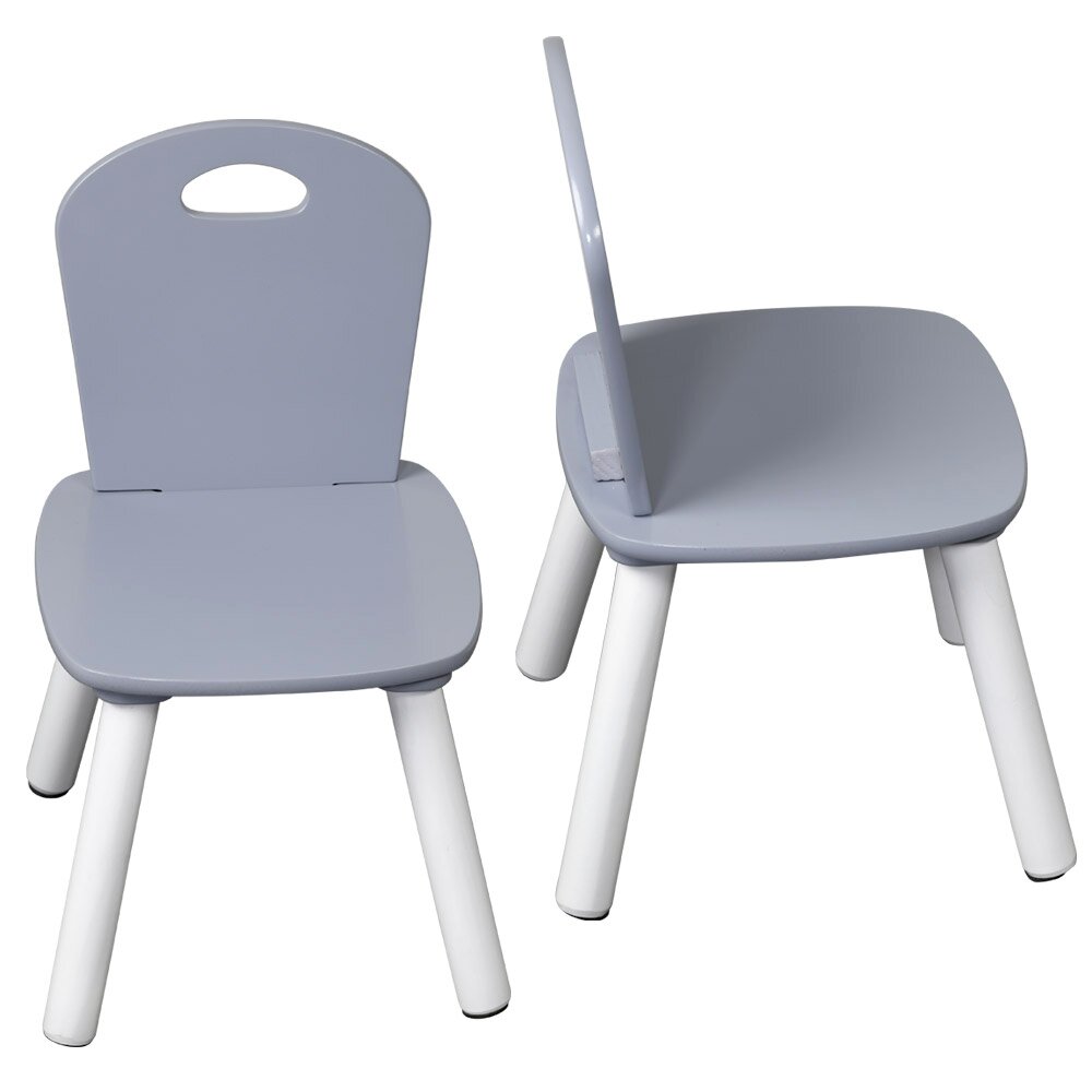 Zwei graue Kinderstühle mit weißen Beinen, einer von vorne und einer von der Seite gesehen.
