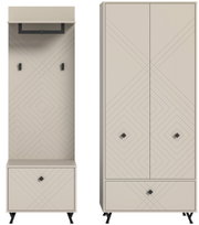 Garderobenkombination in Beige mit geometrischem Muster, bestehend aus einem hohen Schrank und einer Garderobenleiste mit Schuhschrank, frontal abgebildet.