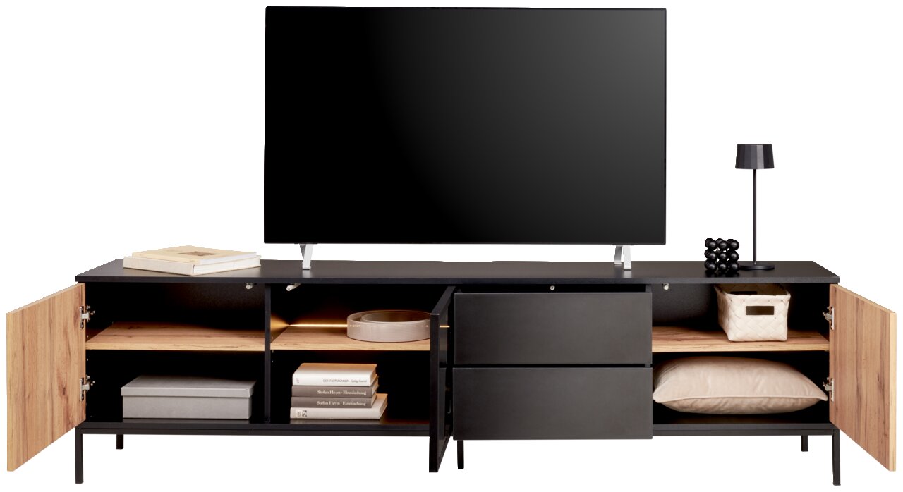 Frontansicht eines XL-TV-Lowboards mit offenen Schränken und Schubladen, dekoriert mit Büchern, einer Lampe und einem Fernseher.