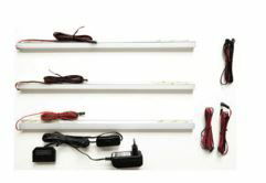 Draufsicht auf ein Set von drei LED-Rückwandbeleuchtungen mit Kabeln und Netzteilen.