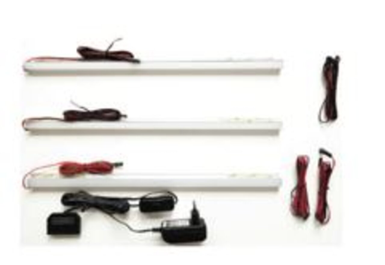 Z2 LED-Rückwandbeleuchtung 3er Draufsicht auf ein Set von drei LED-Rückwandbeleuchtungen mit Kabeln und Netzteilen.