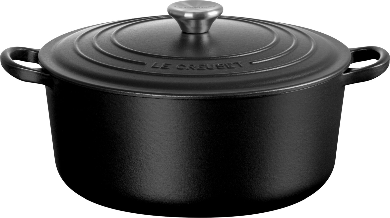 LE CREUSET Bräter 26cm TRADITION Schwarzer runder Le Creuset Bräter mit passendem Deckel, seitlichen Griffen und Edelstahlknauf, frontal aus leicht erhöhter Perspektive vor weißem Hintergrund