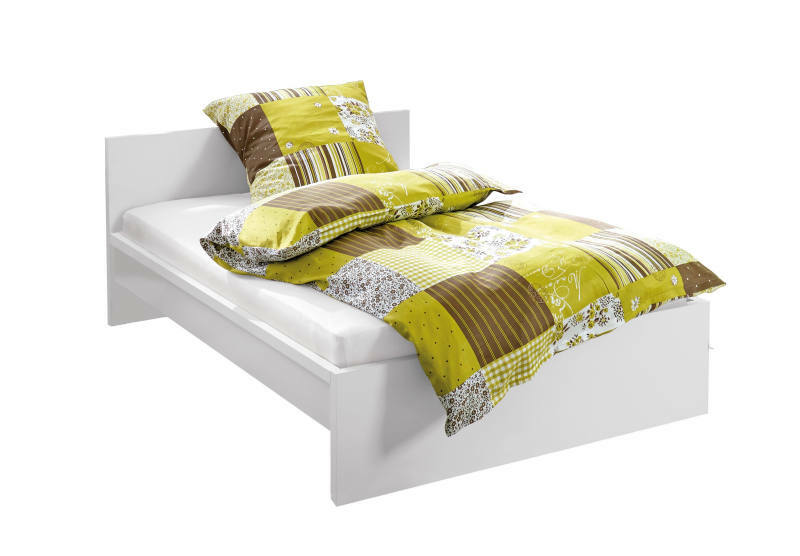 Weißes Einzelbett mit grün-braunem Patchwork-Bettwäsche-Set, seitliche Perspektive